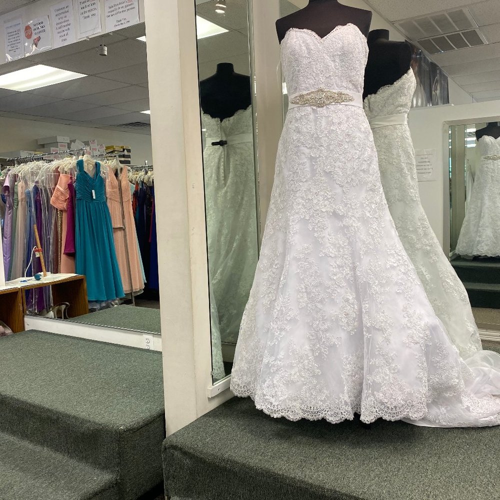 Bonny's Bridal Wedding Gown 8302